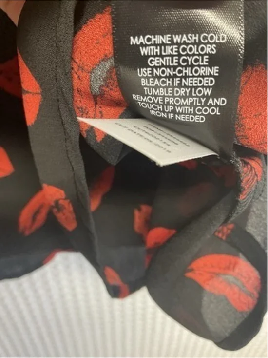 NWOT Torrid Black/Red Lips Print Cold Shoulder V-Neck Blouse Women 2X - Picture 4 of 10